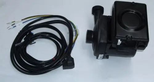 Daikin PWM-Pumpe mit zugehörigem Kabelsatz. Die Pumpe hat einen kompakten Aufbau mit verschiedenen elektrischen Anschlüssen für die Installation.